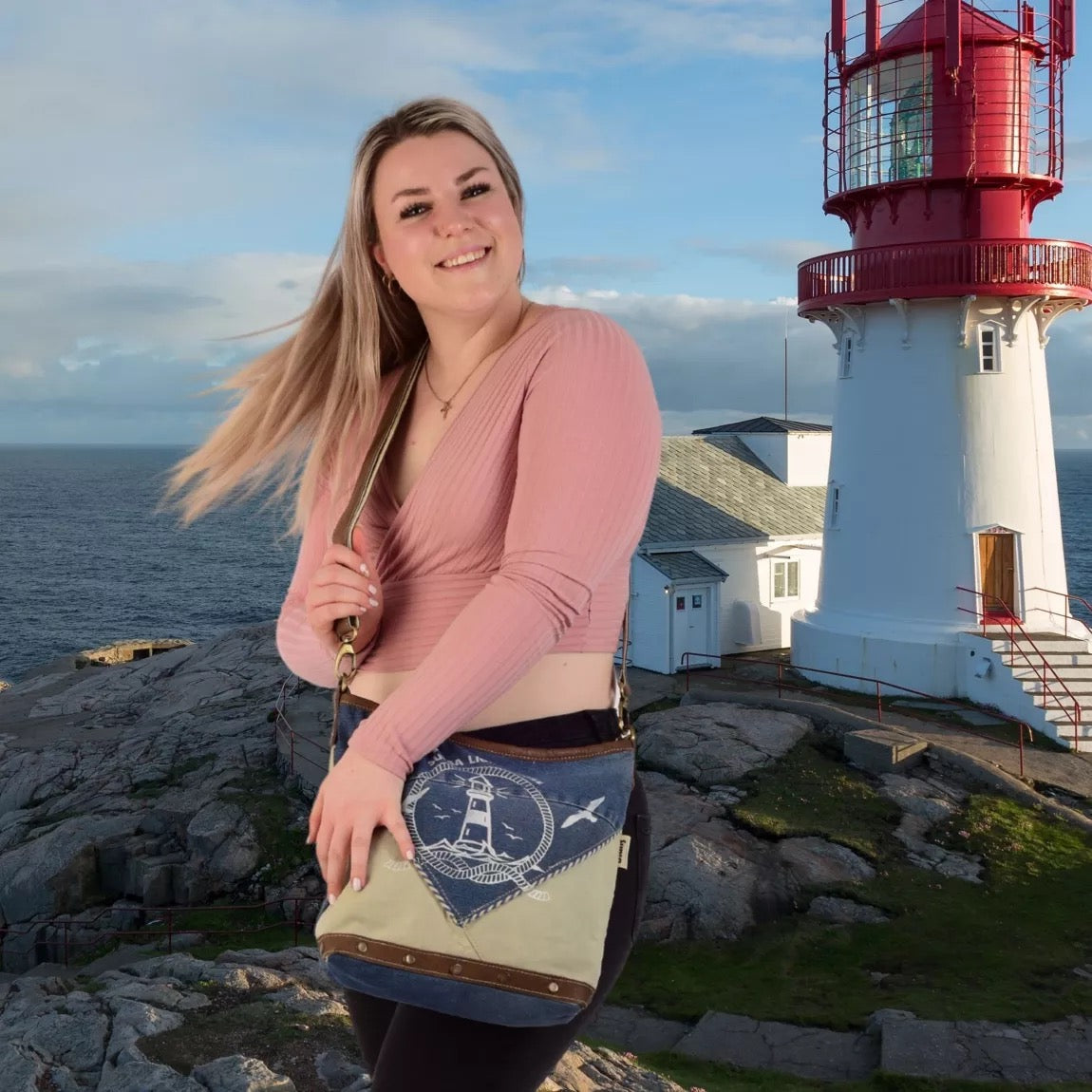 Sunsa kleine beige Canvas Tasche aus recycelter Jeans. Umhängetasche stone washed Schultertasche mit Maritim Motiv Leuchtturm - HOLE-X-WORLD