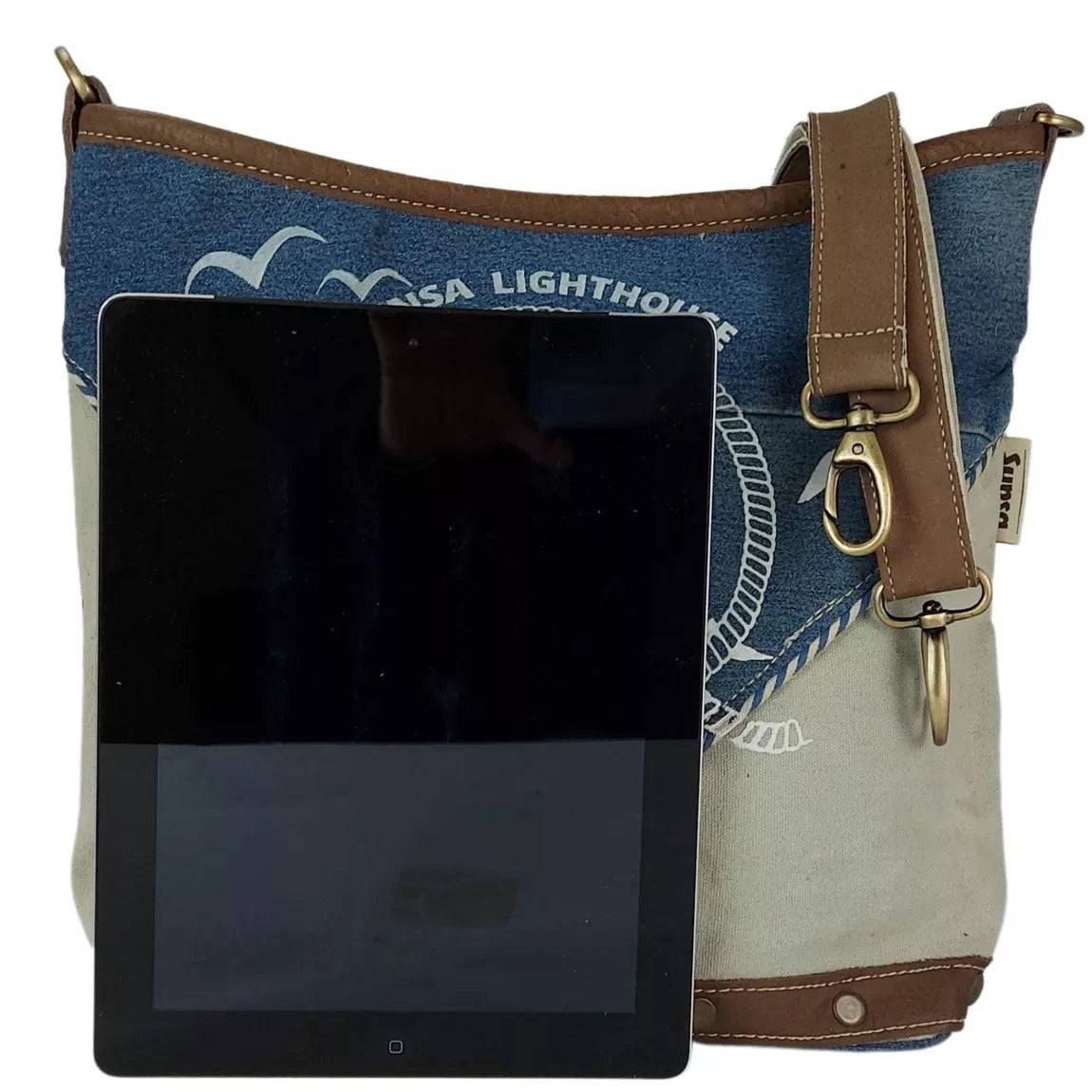 Sunsa kleine beige Canvas Tasche aus recycelter Jeans. Umhängetasche stone washed Schultertasche mit Maritim Motiv Leuchtturm - HOLE-X-WORLD