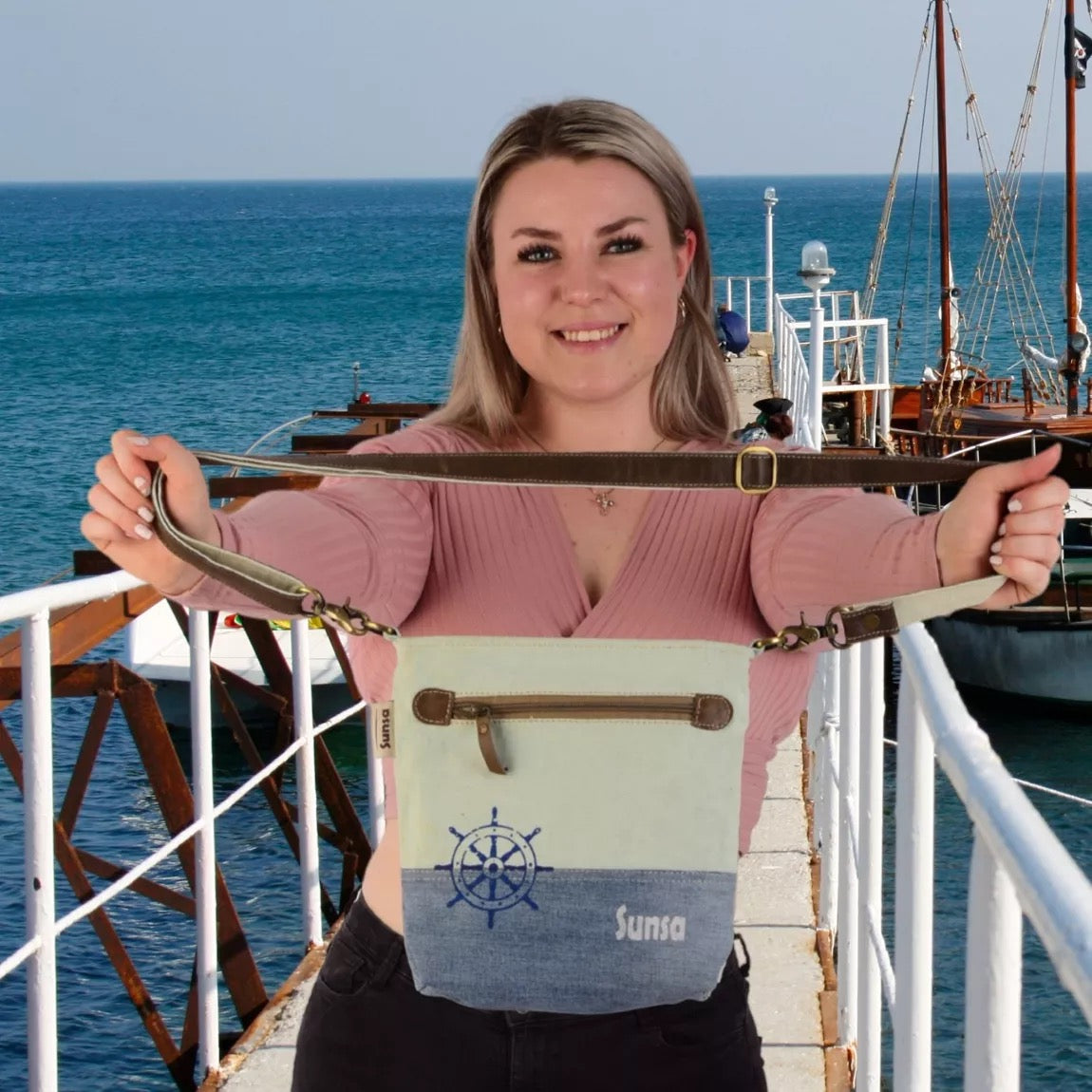 Sunsa Damen Tasche, Nachhaltig Umhängetasche aus recycelter Jeans & Canvas mit Maritim-Motiv Segelboot - HOLE-X-WORLD