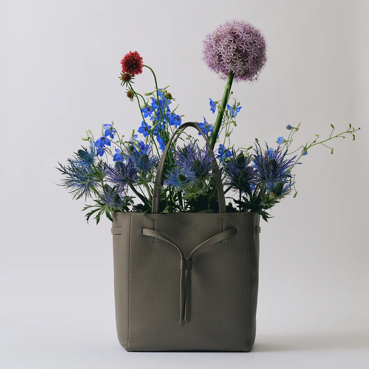 SHOPPER RAW - CHI CHI FAN - hochwertiger Shopper aus italienischem Rindsleder - präsentiert mit Blumen