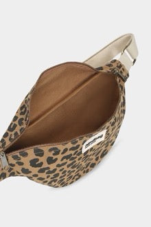 Bauchtasche Olivia von Hindbag im Leoparden-Print Zimt – GOTS Bio-Baumwolle, Doppelreißverschluss, verstellbarer Gurt 56–105 cm