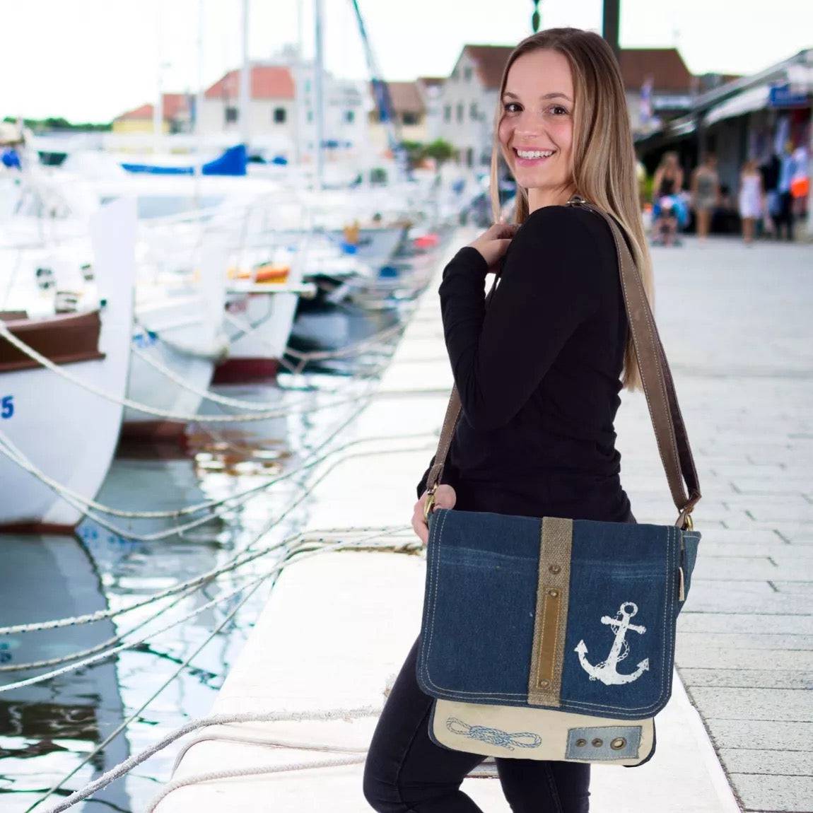 Sunsa Messenger Tasche aus recycelter Jeans & Canvas. Nachhaltige Umhängetasche mit Maritim Motiv - HOLE-X