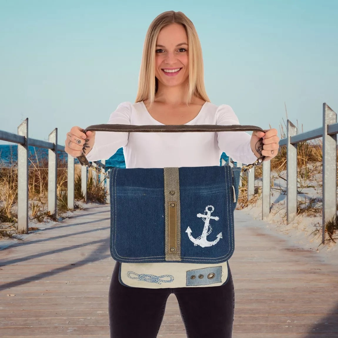 Sunsa Messenger Tasche aus recycelter Jeans & Canvas. Nachhaltige Umhängetasche mit Maritim Motiv - HOLE-X