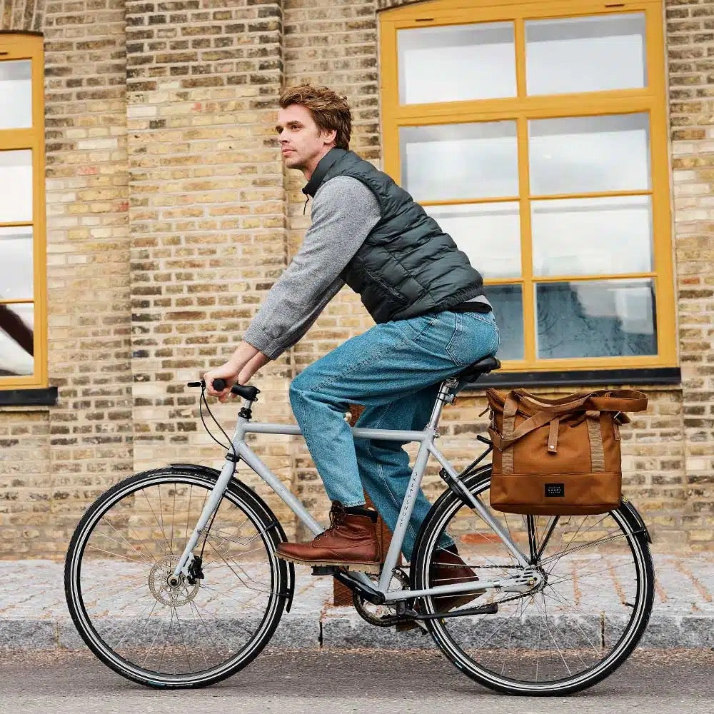 Weathergoods Sweden City Bike Satchel braun – am Gepäckträger montiert bereit zum Start - HOLE-X