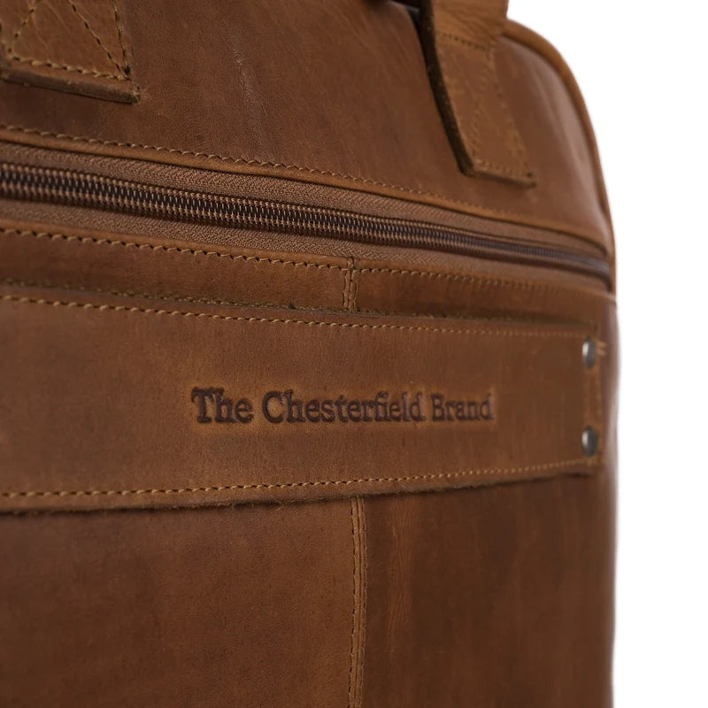 The Chesterfield Brand Laptoptasche Calvi – Detailansicht Reißverschluß und Logo, cognac Wax Pull Up Leder