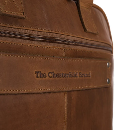 The Chesterfield Brand Laptoptasche Calvi – Detailansicht Reißverschluß und Logo, cognac Wax Pull Up Leder