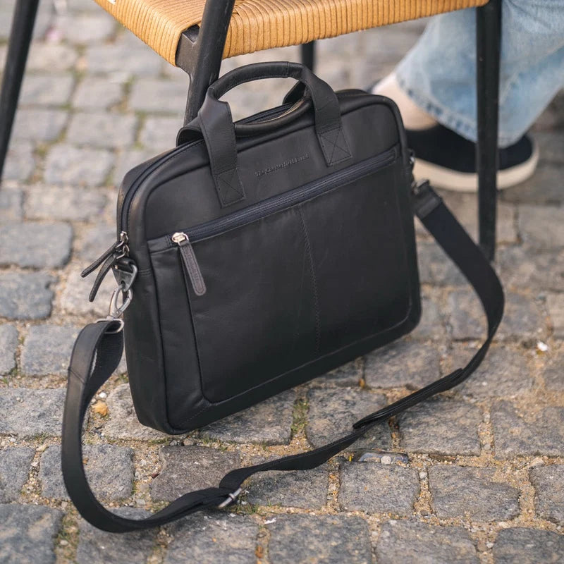 Chesterfield Calvi Laptoptasche schwarz – Seitenansicht mit Schulterriemen