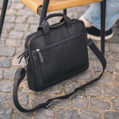Chesterfield Calvi Laptoptasche schwarz – Seitenansicht mit Schulterriemen