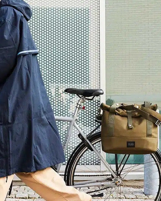 City Bike Satchel grün montiert am Gepäckträger on Tour HOLE-X