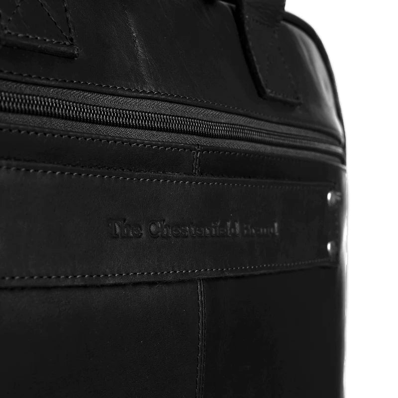 The Chesterfield Brand Laptoptasche Calvi – Detailansicht Reißverschluß und LogoF, schwarz Wax Pull Up Leder