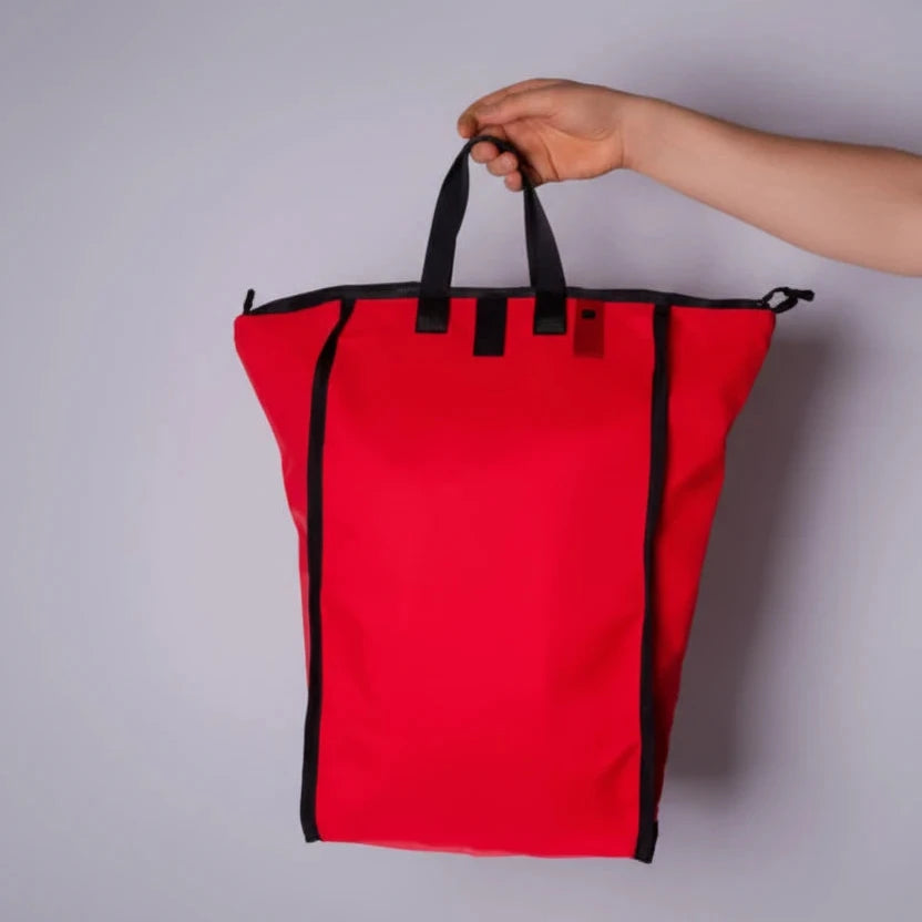 FlexBag von Red Rebane ausgerollt in der Hand