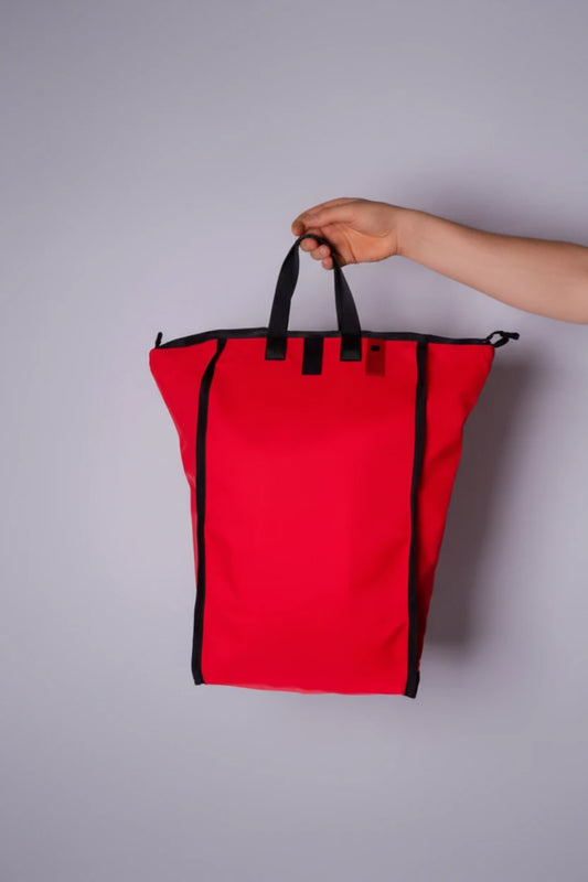 FlexBag von Red Rebane ausgerollt in der Hand