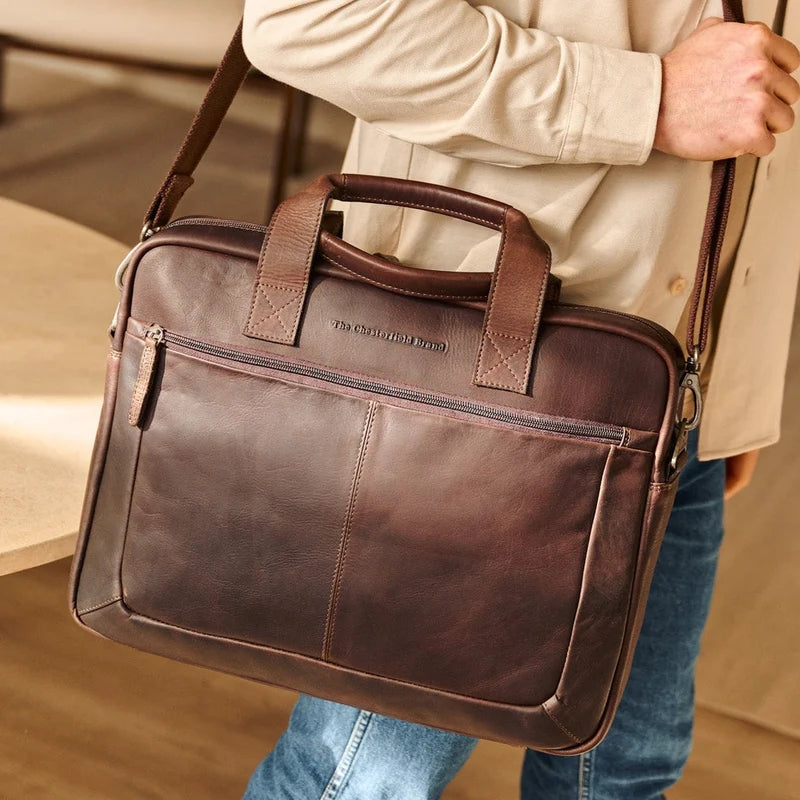 The Chesterfield Brand Laptoptasche Calvi – Frontansicht mit Schultergurt von Mann getragen, braun Wax Pull Up Leder