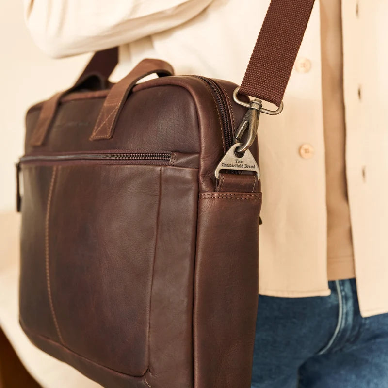 The Chesterfield Brand Laptoptasche Calvi – Detailansicht Schultergurt , braun Wax Pull Up Leder