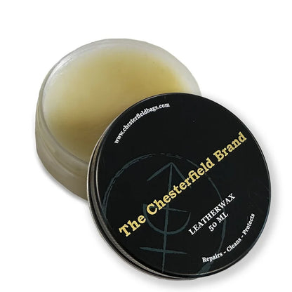 The Chesterfield Brand Leatherwax 50 ml – geöffnete Dose mit hellem Wachs, Deckel mit Logo
