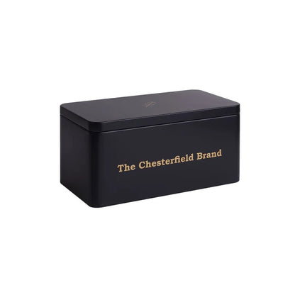 The Chesterfield Brand Luxus-Pflegeset – schwarze Metallbox geschlossen, Goldschrift auf mattem Untergrund