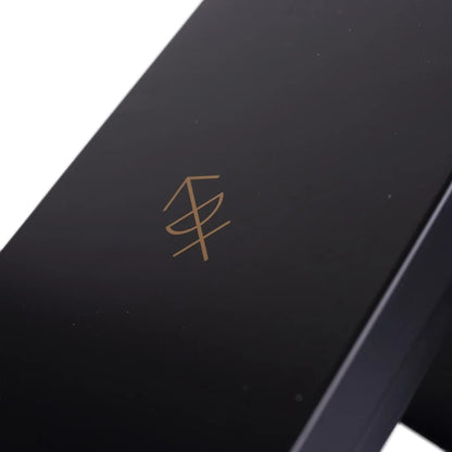 The Chesterfield Brand Logo-Detail – goldenes TCB-Monogramm auf schwarzem Metalldeckel des Pflegesets