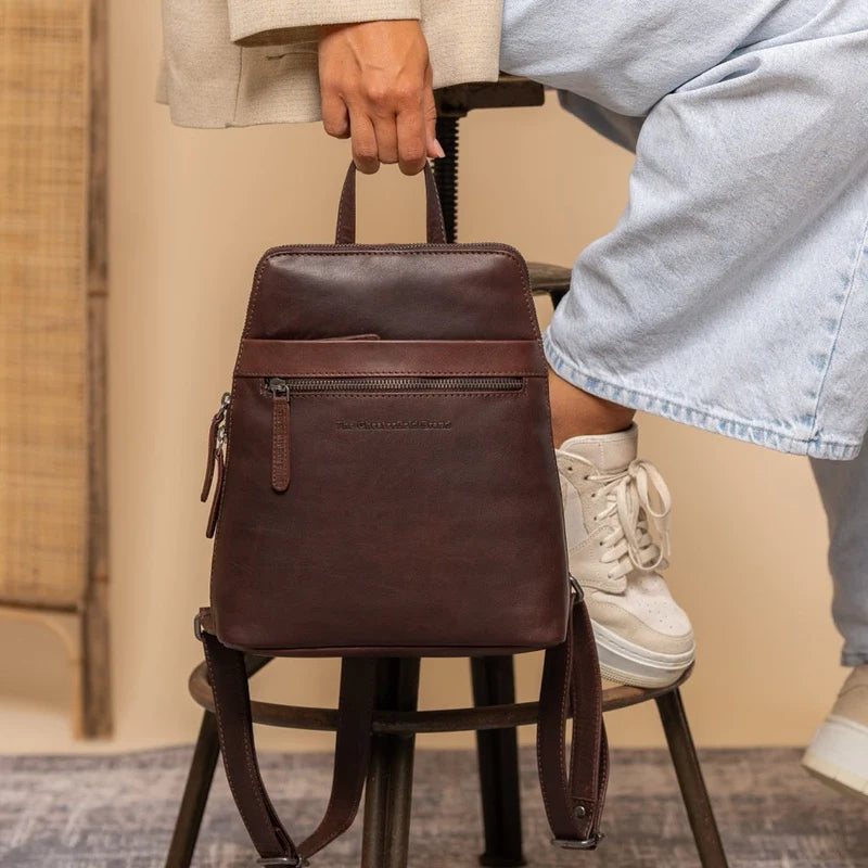 Leder Rucksack Linford Braun – Lifestyle getragen an Stuhl | Wax Pull Up Leder