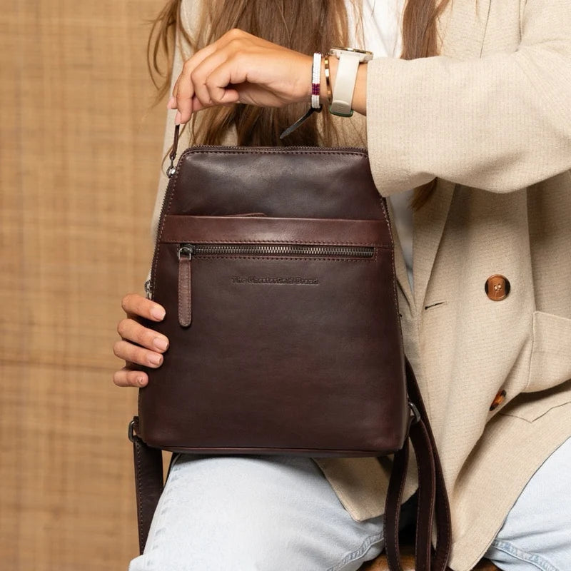 Leder Rucksack Linford Braun – Lifestyle Frontansicht in der Hand
