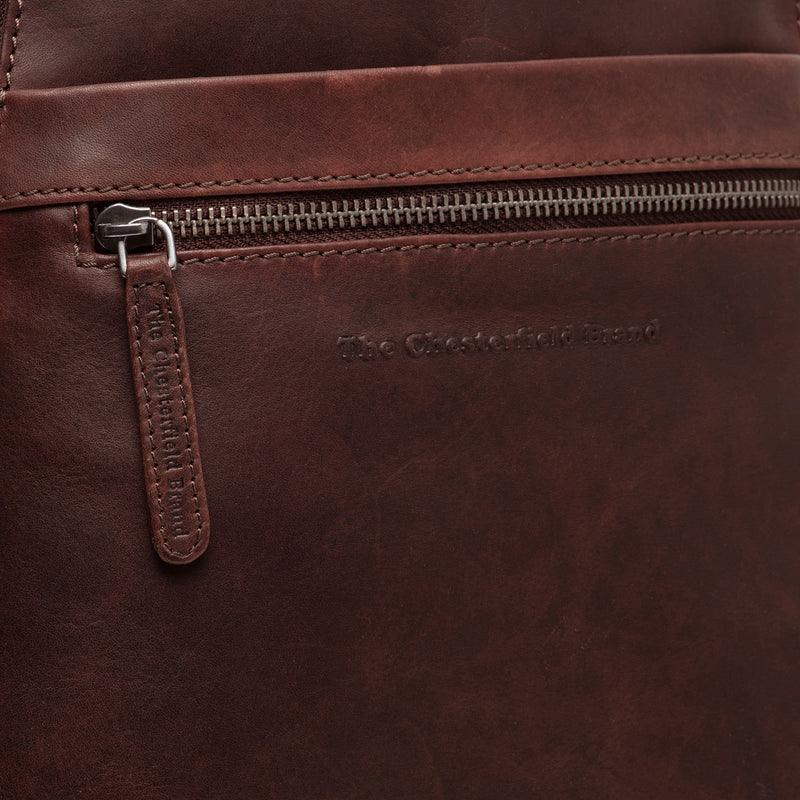 Leder Rucksack Linford Braun – Detailansicht Reißverschluss und Logo
