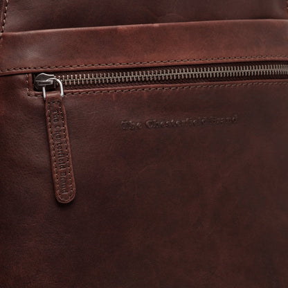 Leder Rucksack Linford Braun – Detailansicht Reißverschluss und Logo