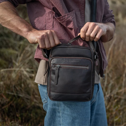 Leder Umhängetasche Birmingham Braun – Lifestyle getragen von Mann | Städtetrip