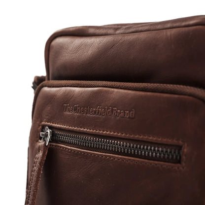 Leder Umhängetasche Birmingham Braun – Detailansicht Logo & Reißverschluss