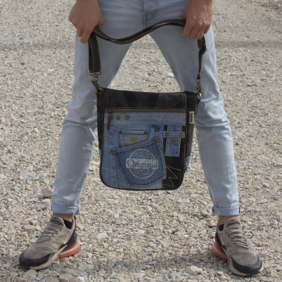 Sunsa Messenger Umhängetasche aus recycelter Jeans & schwarze Canvas. Nachhaltige Tasche