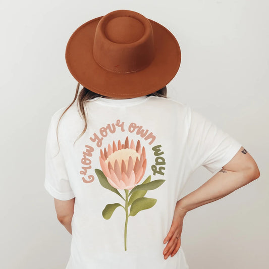 Tilda and Theo - T-Shirt Blume BIOBAUMWOLLE Protea „Grow your own way“ – Geschenk Motivierendes Shirt Cottagecore