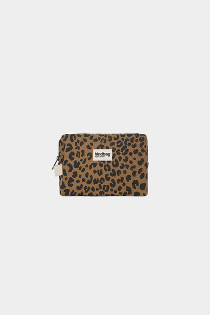Léon Kulturbeutel von Hindbag im Leoparden-Print Zimt – Wochenendformat 2,8L aus GOTS Bio-Baumwolle, handgefertigtes Innenfutter