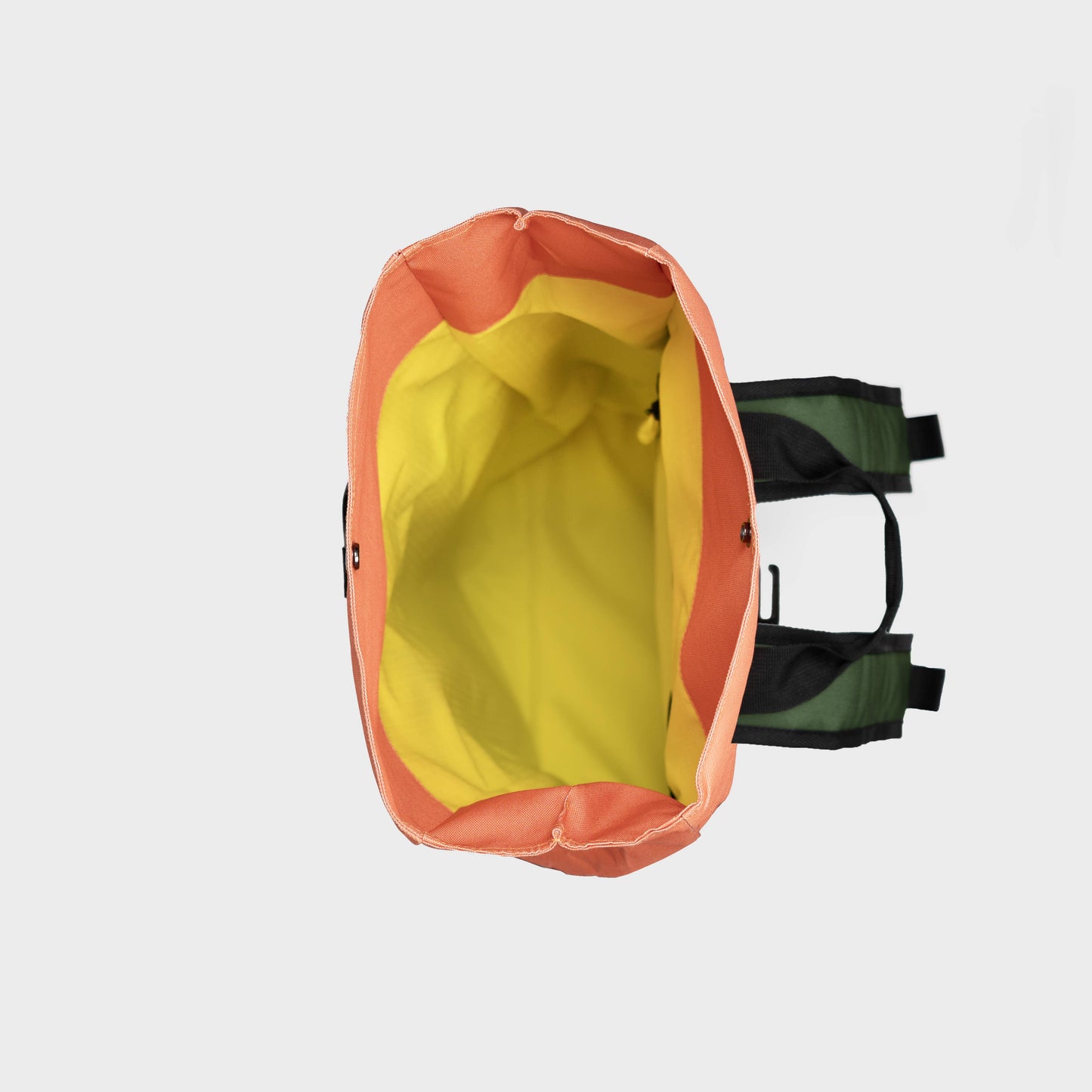 Roll-Top Rucksack aus 100% recyceltem Polyester - Khaki und Orange