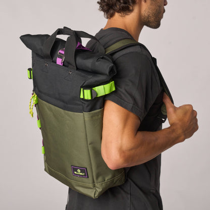 Roll-Top Rucksack aus 100% recyceltem Polyester - Khaki und Schwarz