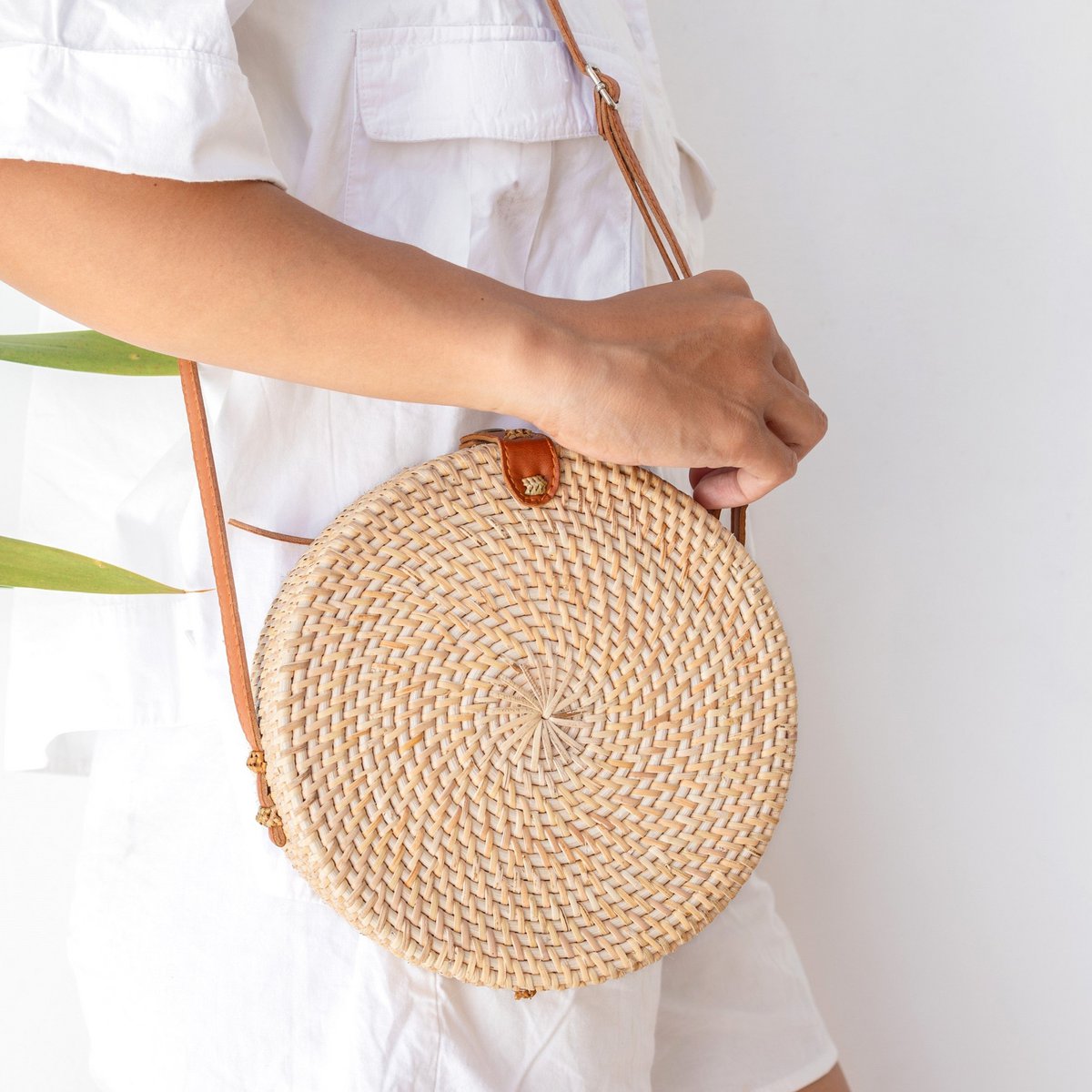 Runde Rattantasche Beige handgemachte Umhängetasche mit Kunstlederriemen Umhängetasche Boho Bali Tasche SENJA (natur)