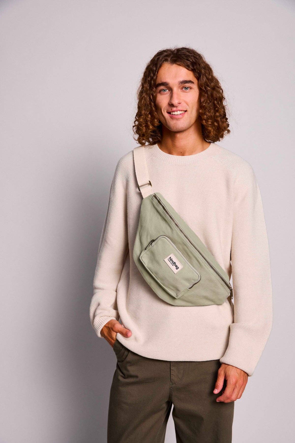 XL Bauchtasche Sofia von Hindbag in Tonerdegrün – 8L, GOTS Bio-Baumwolle, 2 Reißverschlusstaschen, verstellbarer Gurt 56–105 cm