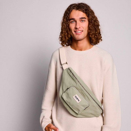 XL Bauchtasche Sofia von Hindbag in Tonerdegrün – 8L, GOTS Bio-Baumwolle, 2 Reißverschlusstaschen, verstellbarer Gurt 56–105 cm