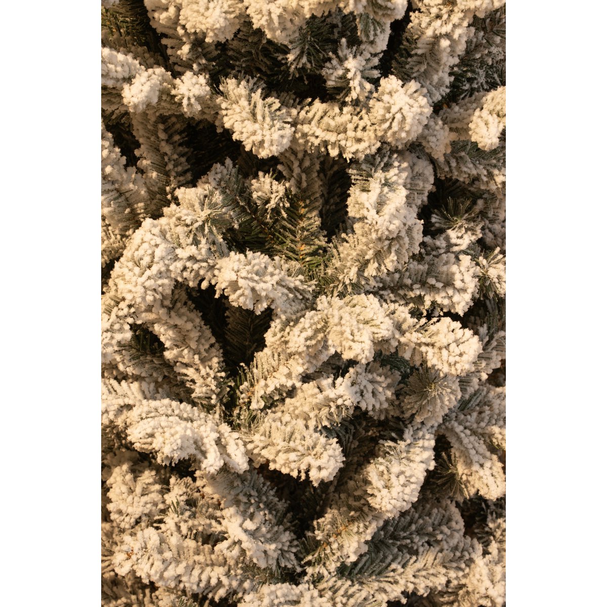 Schmaler künstlicher Weihnachtsbaum von Harma – H260 x Ø73 cm – Grün gefrostet - HOLE-X-WORLD