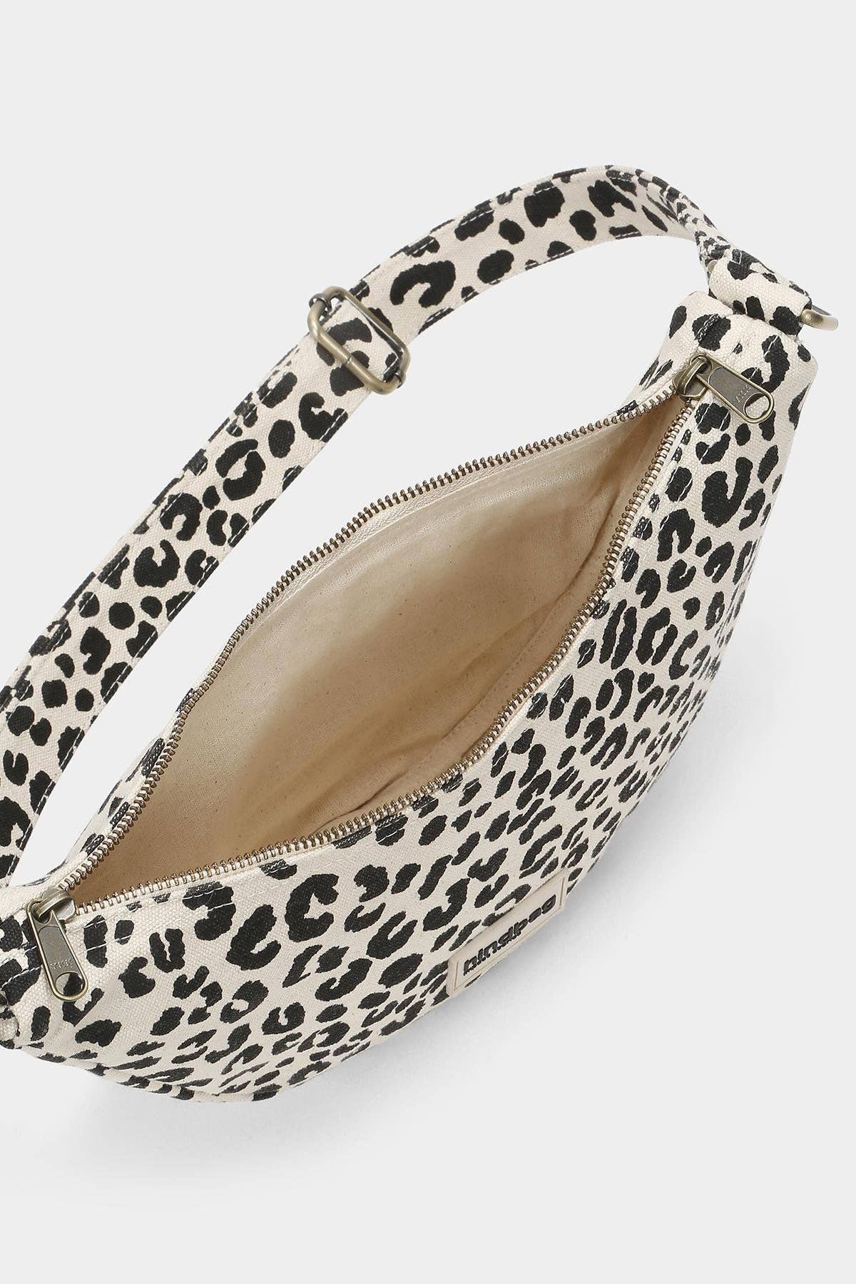Halbmondtasche Andrea Leopard Ecru - geöffnete Tasche