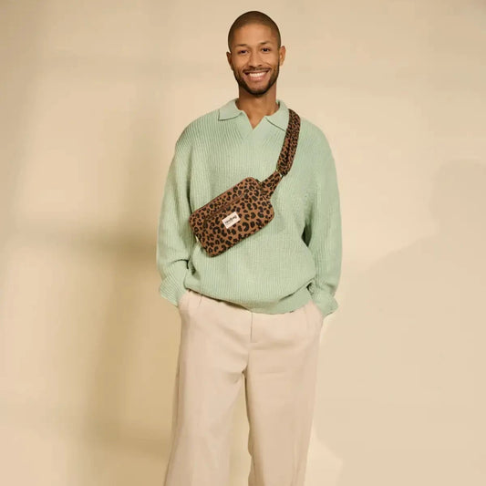 Harry Gürteltasche von Hindbag im Leoparden-Print Zimt – GOTS Bio-Baumwolle, 2 Reißverschlusstaschen, verstellbarer Gurt 73–115 cm