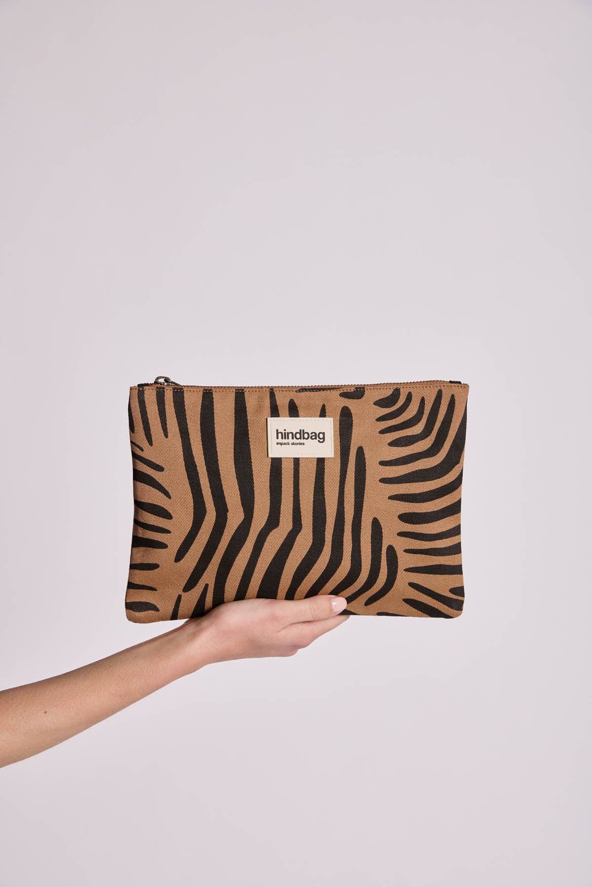 Ema Beutel von Hindbag im Zimt-Zebra-Print – Reißverschlusstäschchen aus GOTS Bio-Baumwolle, handgefertigtes Innenfutter