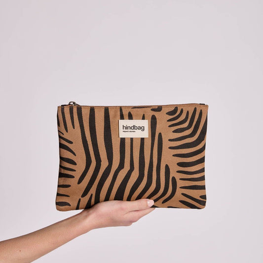 Ema Beutel von Hindbag im Zimt-Zebra-Print – Reißverschlusstäschchen aus GOTS Bio-Baumwolle, handgefertigtes Innenfutter