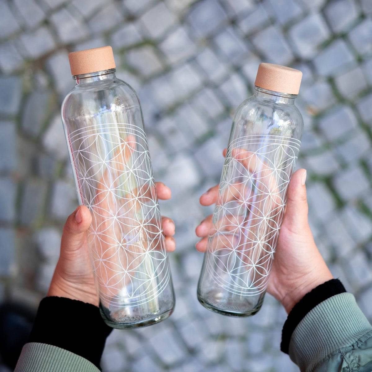 CARRY Bottle FLOWER OF LIFE 1,0 l Glasflasche - Energie, Harmonie und Schutz - HOLE-X-WORLD