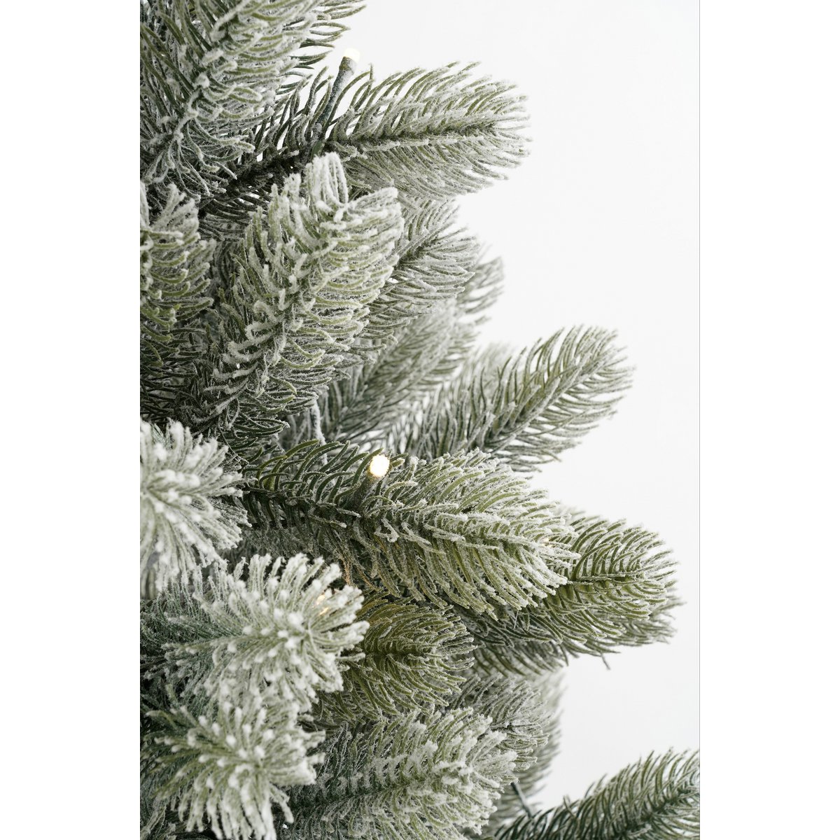 Nigata Künstlicher Weihnachtsbaum im Topf mit LED-Beleuchtung – H90 x Ø55 cm – Grün gefrostet - HOLE-X-WORLD