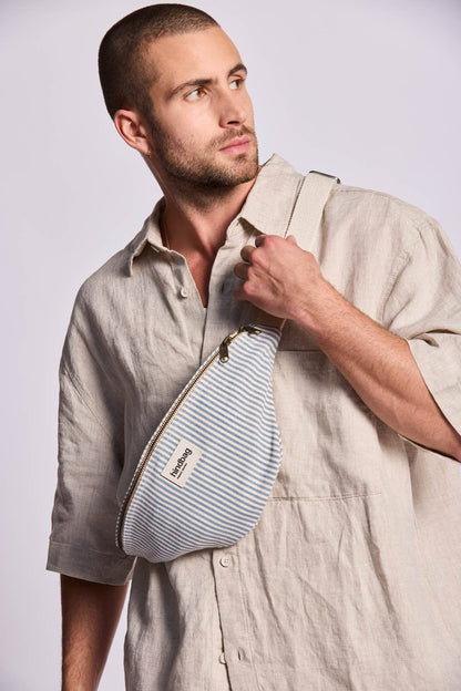 Bauchtasche Olivia von Hindbag in blau-grauen Streifen – GOTS Bio-Baumwolle, Doppelreißverschluss, verstellbarer Gurt 56–105 cm