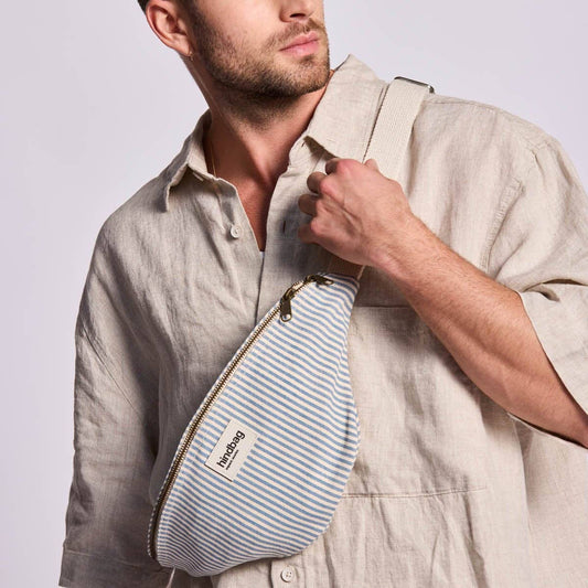Bauchtasche Olivia von Hindbag in blau-grauen Streifen – GOTS Bio-Baumwolle, Doppelreißverschluss, verstellbarer Gurt 56–105 cm