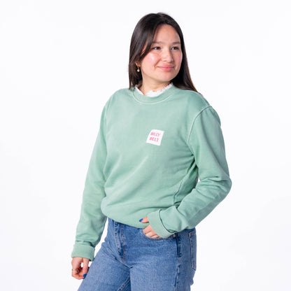 BILLYBELT Unisex-Sweatshirt Wassergrün – junge Frau mit Jeans und Sweatshirt
