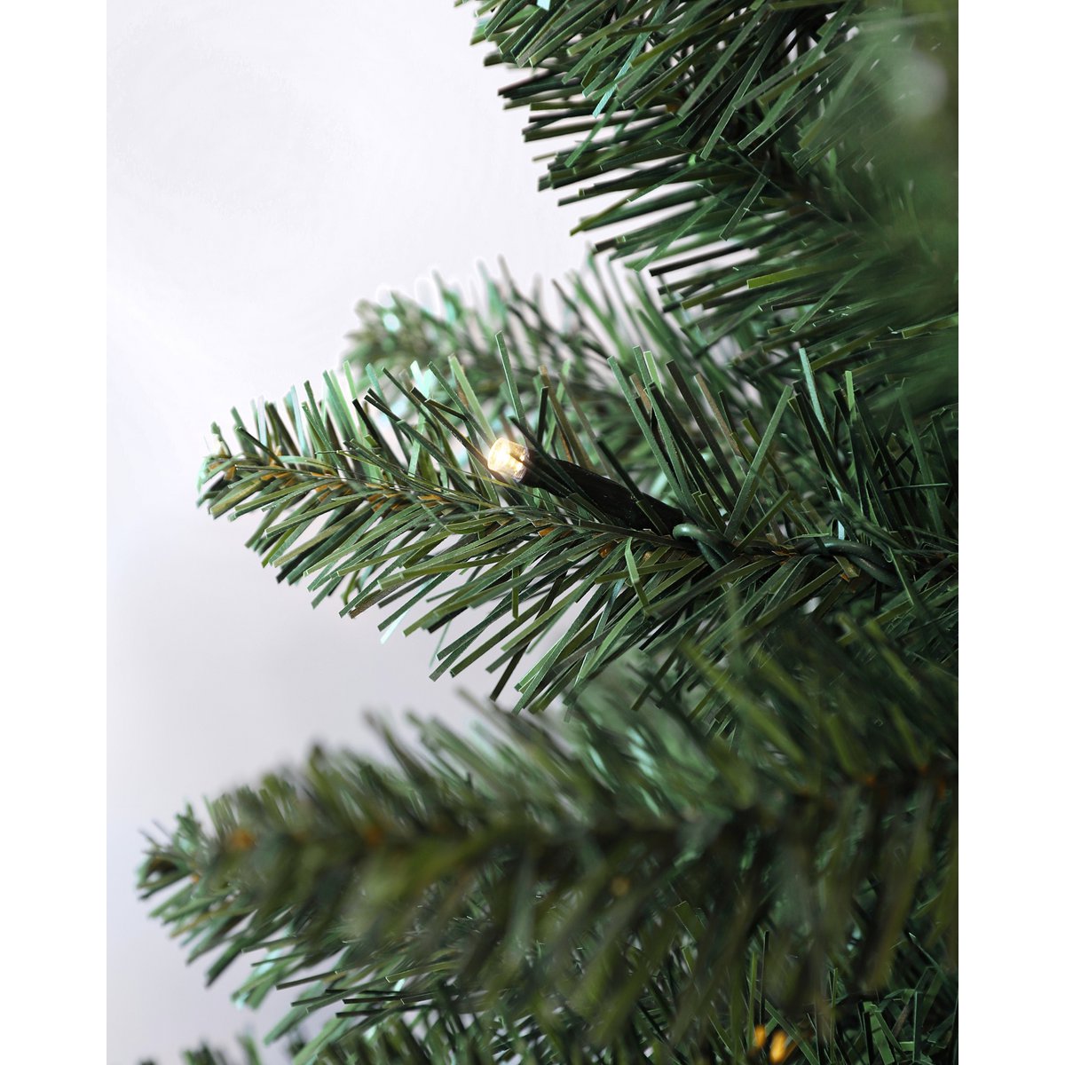 Riverton Künstlicher Weihnachtsbaum im Topf mit LED-Beleuchtung – H90 x Ø58 cm – Grün