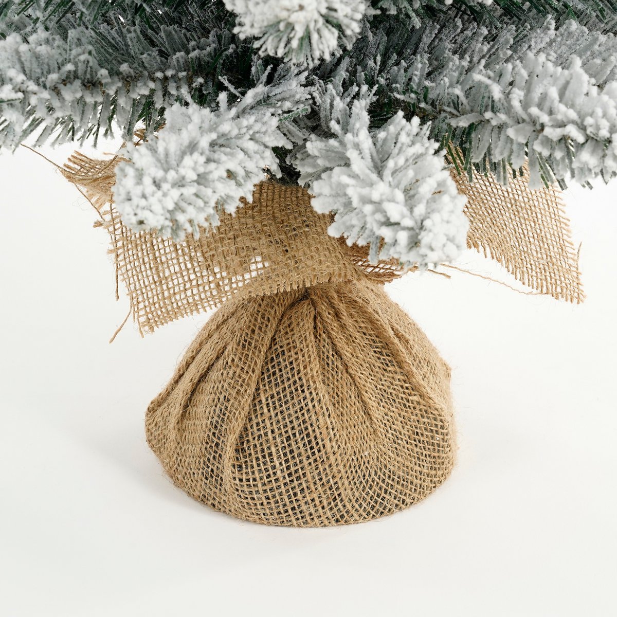 Schmaler künstlicher Weihnachtsbaum von Gerlos aus Jute – H75 x Ø36 cm – Grün gefrostet - HOLE-X-WORLD