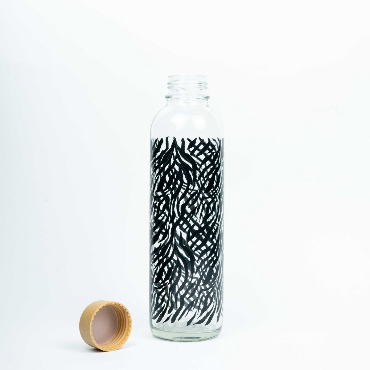 CARRY Bottle STRIPES OF NATURE 0,7 l Glasflasche - spiegelt die chaotische Struktur der Natur wieder