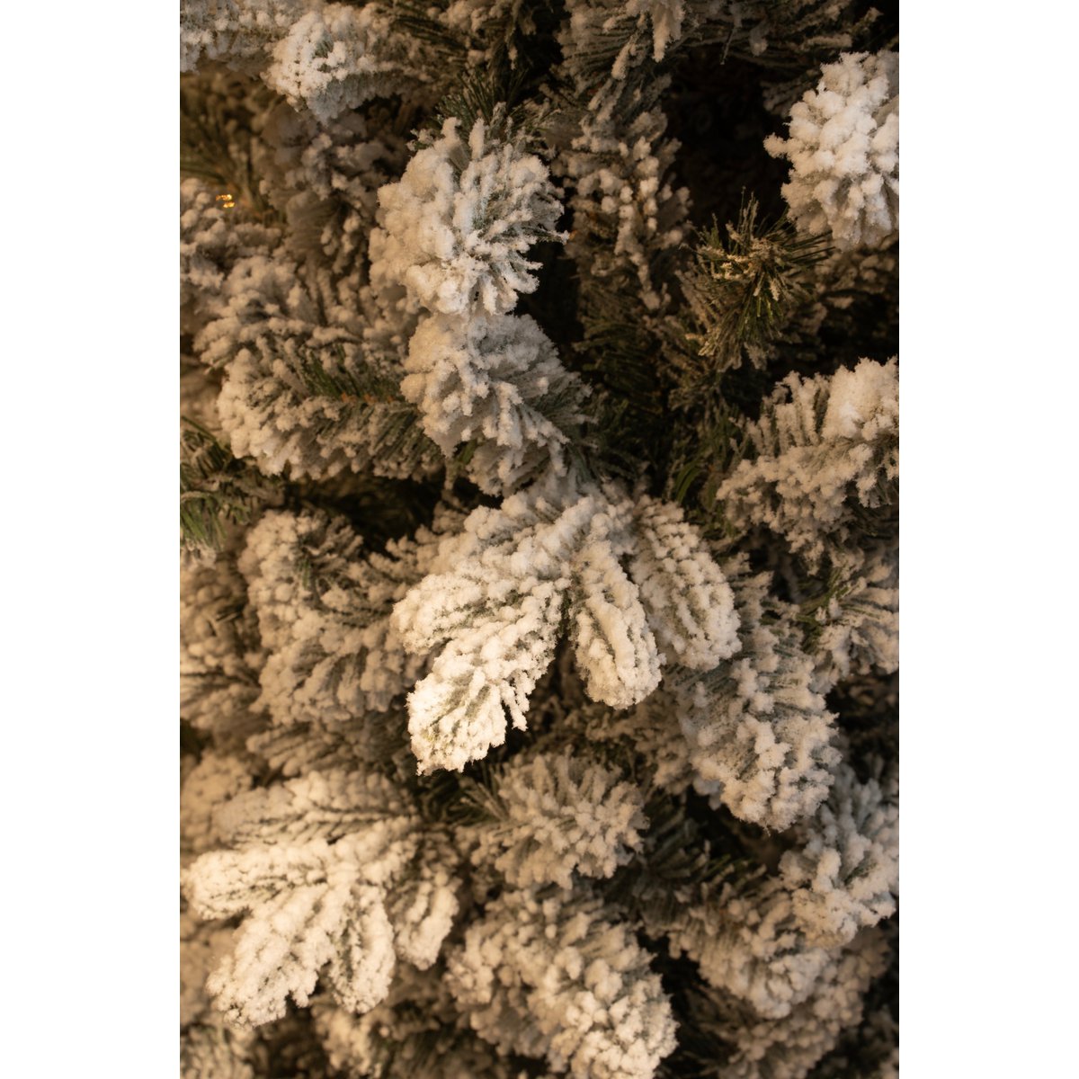 Schmaler künstlicher Weihnachtsbaum von Harma – H260 x Ø73 cm – Grün gefrostet - HOLE-X-WORLD