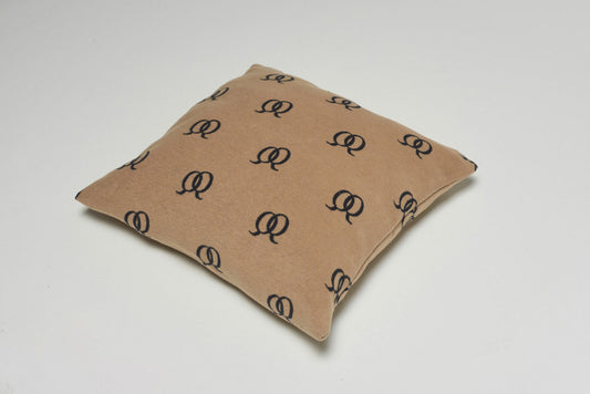 AMBIQUE Kissenbezug  Sandro beige 45cm x 45cm ausgefallen mit QQ-Logo